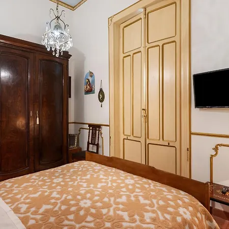 Royal Bed and Breakfast *